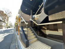 出入り口前の階段