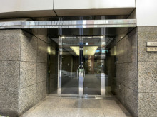 オフィスビル出入口