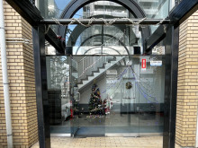 オフィスビル出入口