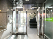 オフィスビル出入口