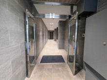 オフィスビル出入口