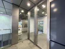 オフィスビル出入口