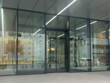 オフィスビル出入口
