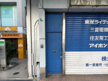 オフィスビル出入口