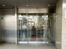 オフィスビル出入口