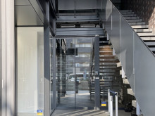 オフィスビル出入口