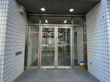 オフィスビル出入口