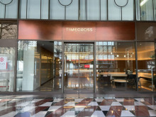 オフィスビル出入口