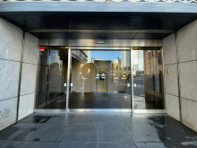 オフィスビル出入口