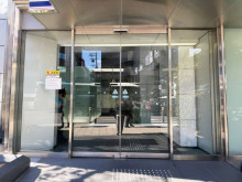 オフィスビル出入口