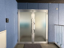 オフィスビル出入口