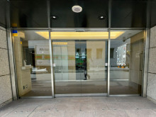 オフィスビル出入口