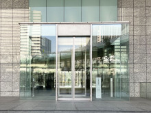 オフィスビル出入口