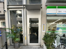 オフィスビル出入口