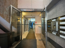 オフィスビル出入口