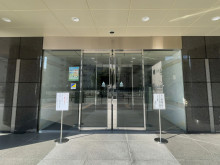 オフィスビル出入口