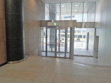 オフィスビル出入口