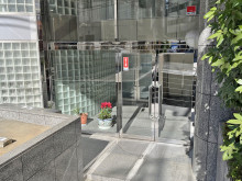 オフィスビル出入口