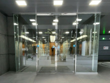 オフィスビル出入口