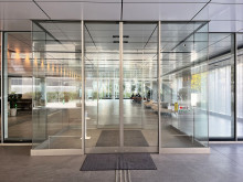 オフィスビル出入口