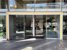 オフィスビル出入口