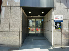 オフィスビル出入口