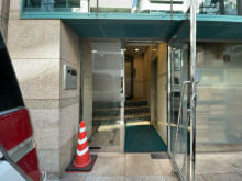 オフィスビル出入口