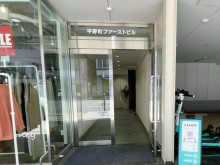 オフィスビル出入口