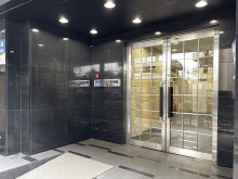 オフィスビル出入口