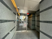 オフィスビル出入口