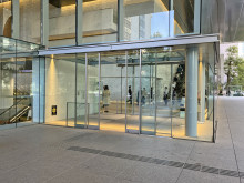 オフィスビル出入口