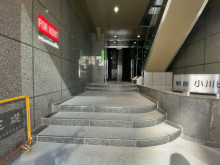 出入り口前の階段