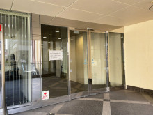 オフィスビル出入口