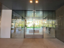 オフィスビル出入口