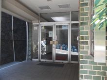 オフィスビル出入口