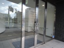 オフィスビル出入口