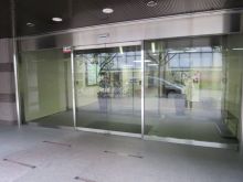 オフィスビル出入口