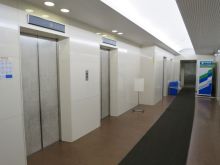 シンプルなデザインのエレベーターホール