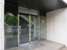 オフィスビル出入り口