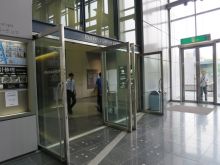 オフィスビル出入口