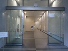 オフィスビル出入口