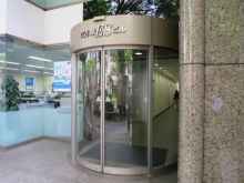 オフィスビル出入口