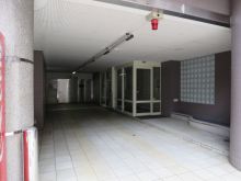 オフィスビル出入口