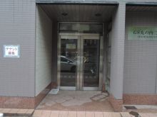 オフィスビル出入口