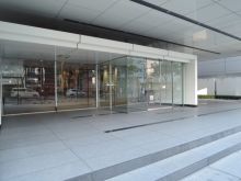 オフィスビル出入口