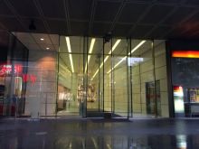 オフィスビル出入口