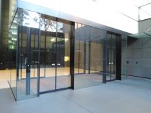 オフィスビル出入り口