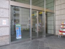 オフィスビル出入口