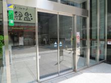 オフィスビル出入り口