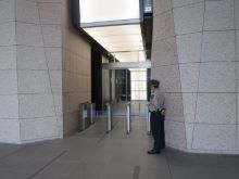 エレベーター前のセキュリティゲート